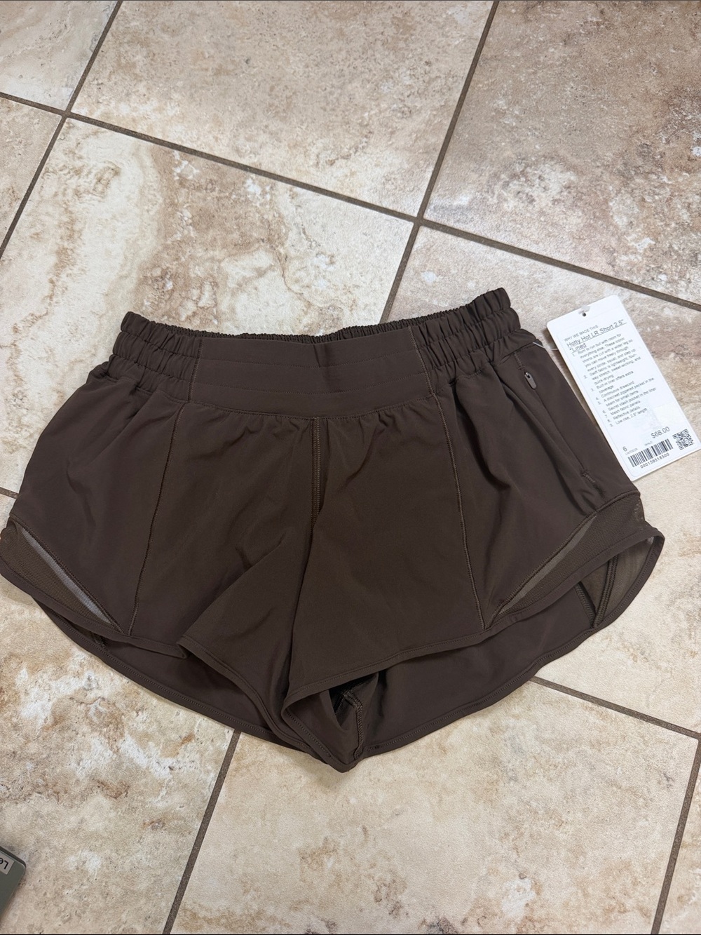 Lululemon Hotty Hot LR 2.5” lined. Size 6. Walnut Crunch